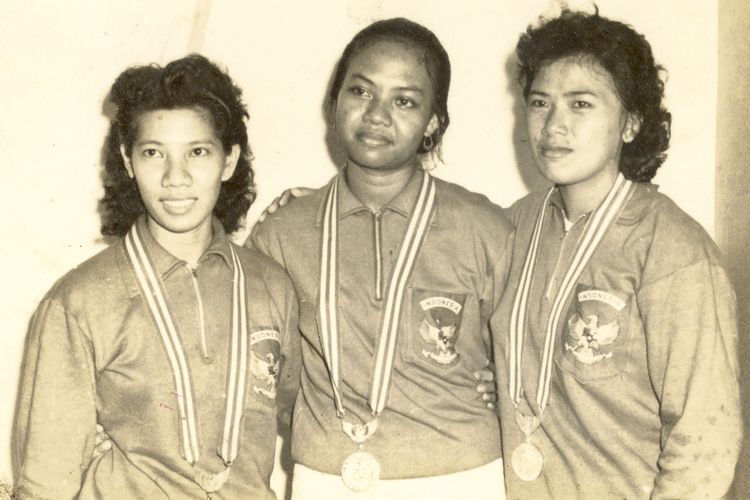 Para pemain Indonesia yang menyapu bersih lawannya pada lomba bulutangkis puteri di arena Asian Games 1963 di Jakarta. Dari kiri: Happy Herawati (perunggu), Minarni (emas) dan Corry Kawilarang (perak).