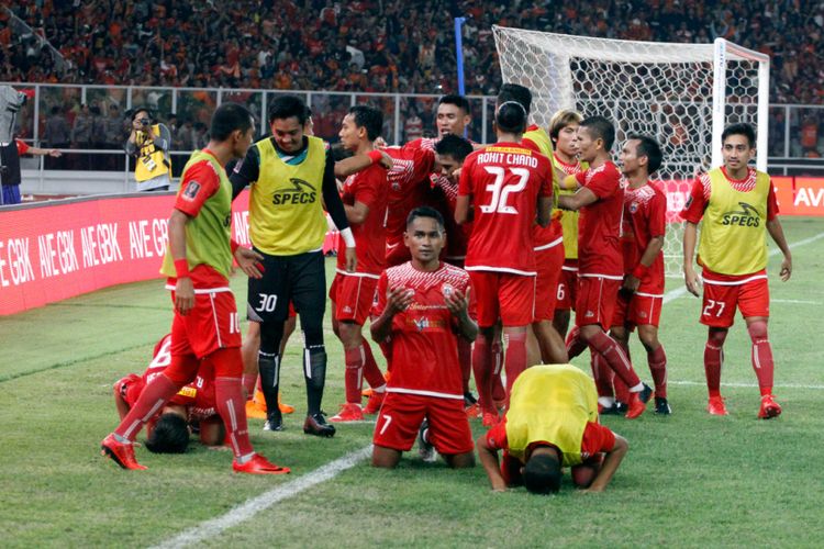 Para pemain Persija Jakarta merayakan gol Marko Simic ke gawang Bali United pada final Piala Presiden 2018 di Stadion Utama Gelora Bung Karno, Sabtu (17/2/2018).