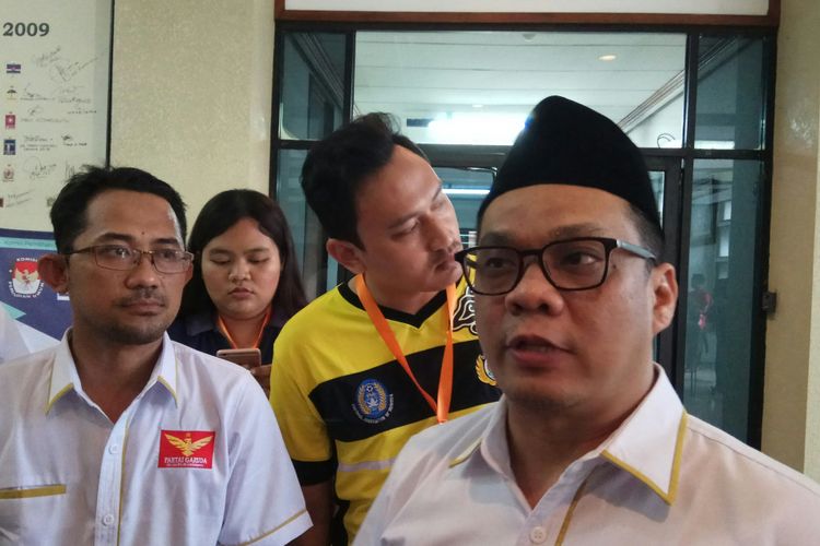 Ketua Umum DPP Partai Gerakan Perubahan Indonesia (Garuda), Ahmad Ridha Sabana (kanan) mendaftarkan partainya sebagai partai politik yang ke-13 calon peserta Pemilu 2019. Jakarta, Minggu (15/10/2017).
