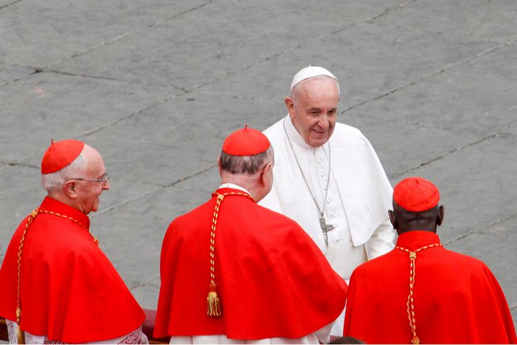 Paus Fransiskus menyapa para kardinal usai Misa Paskah di lapangan Santo Petrus, Vatikan, 21 April 2019.
