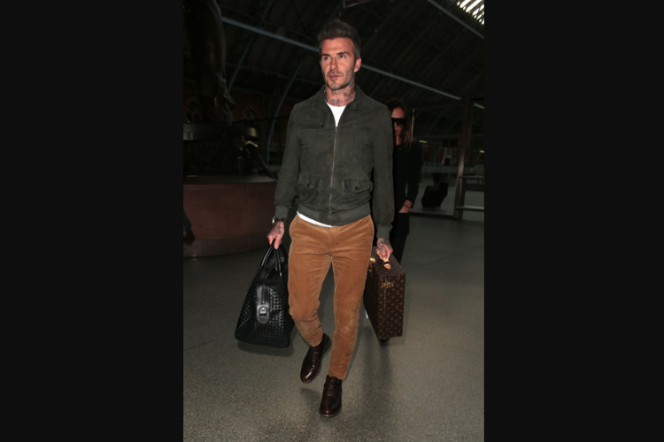 Gaya David Beckham saat berada di bandara St Pancras International, London.