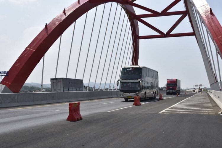 Bus Scania K410IB milik PO Putera Mulya Sejahtera yang mengklaim diri sebagai bus trans Jawa pertama, melintasi Jembatan Kali Kuto di ruas tol Semarang-Batang.