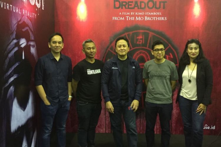 Kiri ke kanan: Edwin Nazir (produser GoodHouseID), Rachmad Imron (founder Digital Happiness), Triawan Munaf (Kepala Bekraf), Kimo Stamboel (sutradara), dan Wida Handoyo (produser GoodHouseID) berpose dalam jumpa pers film Dreadout di acara Game Event, Balai Kartini, Gatot Subroto, Jakarta Selatan, Sabtu (14/7/2018).