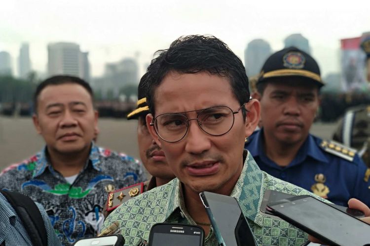 Wakil Gubernur DKI Jakarta Sandiaga Uno di gelar pasukan Operasi Terpusat Lilin 2017 di Lapangan Silang Monas, Jakarta Pusat, Kamis (21/12/2017).