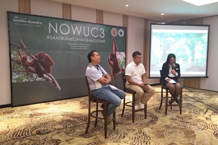 Panut Hadisiswoyo (tengah) dalam diskusi dan launching NOWUC3 di Santika Dyandra Medan. Panut mengatakan, penyelamatan orangutan sama artinya dengan penyelamatan habitat dan jasa ekosistem.