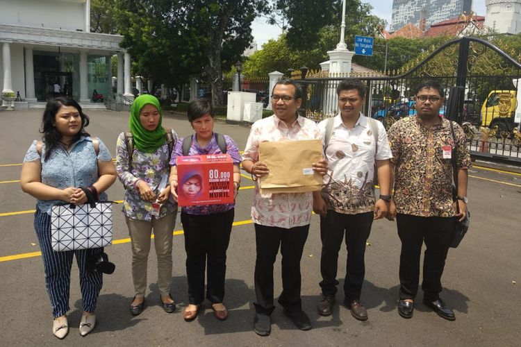 Sekelompok aktivis yang tergabung dalam Koalisi Save Ibu Nuril mendatangi Istana Kepresidenan, Jakarta, Senin (19/2018) siang. Mereka meminta Presiden Jokowi memberi amnesti kepada Baiq Nuril Maqnun, korban pelecehan seksual yang justru divonis bersalah oleh Mahkamah Agung. 