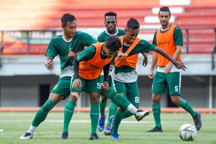 Para pemain Persebaya Surabaya berlatih di Stadion Gelora Bung Tomo, Surabaya, Selasa (7/5/2019).