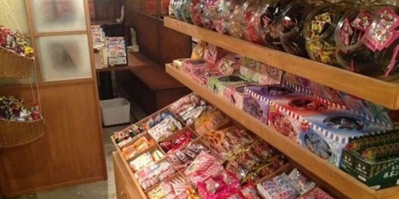 Dagashi Bar atau bar permen dalam bahasa Indonesia mempunyai konsep makan permen sepuasnya. Di kota Tokyo, Jepang, mereka membuka cabang di Shinjuku, namanya Shinjuku Dagashi Bar. Selain menyediakan lebih dari 100 jenis permen, Dagashi Bar juga dijual berbagai macam menu makanan dan minuman.