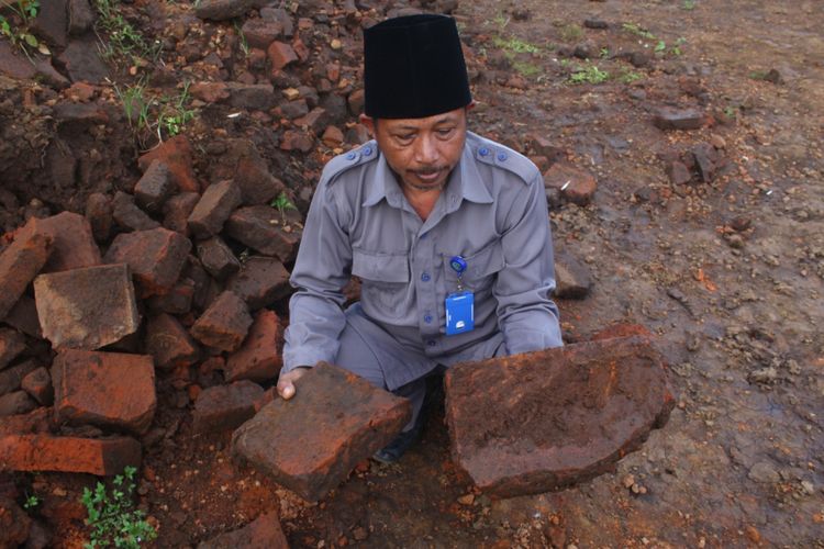 Petugas BPCB Jawa Timur saat meninjau situs purbakala di lokasi proyek Jalan Tol Pandaan-Malang Desa Sekarpuro, Pakis, Kabupaten Malang, Jumat (8/3/2019)