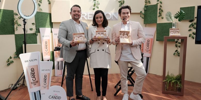 Dari kiri ke kanan: Deputy Brand Manager Revlon Indonesia, Muhammad Irvan, Marketing Communication Revlon Indonesia, Faiza Miranti, dan MUA Philip Kwok dalam acara peluncuran Revlon PhotoReady Candid di Jakarta (17/7/2019).
