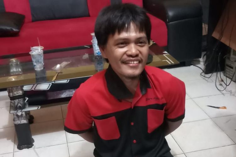 Akmaludin (37) yang merupakan pelaku pembunuhan terhadap ibu kandungnya sendiri ketika berada di Polres OKU, Sumatera Selatan, Kamis (11/4/2019).