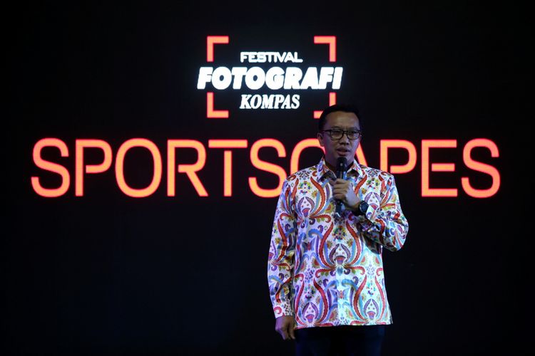 Menteri Pemuda dan Olahraga, Imam Nahrawi memberi sambutan saat pembukaan Festival Fotografi Kompas di Bentara Budaya Jakarta, Selasa (31/7/2018). Festival foto yang bertajuk Sportscape ini dimeriahkan dengan peluncuran buku, diskusi dan workshop fotografi. 