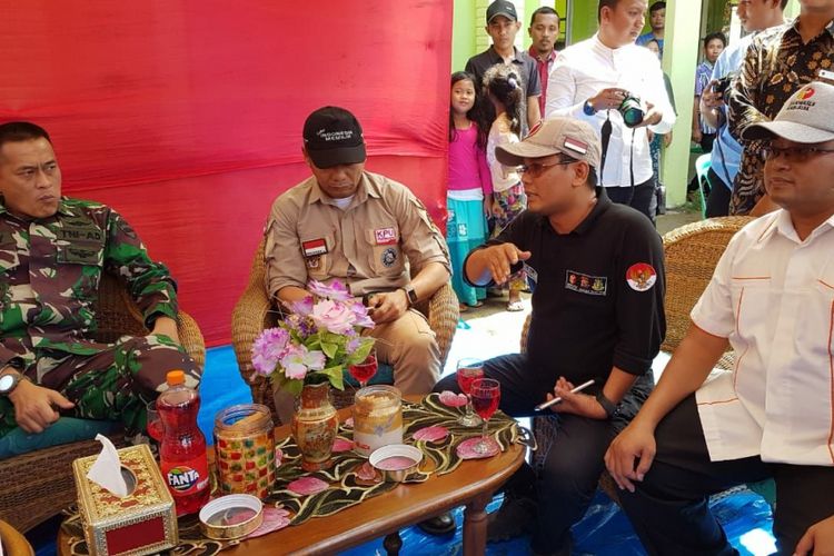 Suasana saat ketua Bawaslu dan ketua KPU meninjau TPS rawan di Provinsi Riau, Rabu (27/6/2018)