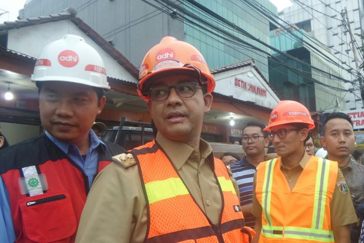 Gubernur DKI Jakarta Anies Baswedan dan Wakil Gubernur Sandiaga Uno meninjau proyek underpass Mampang, Selasa (17/10/2017). 