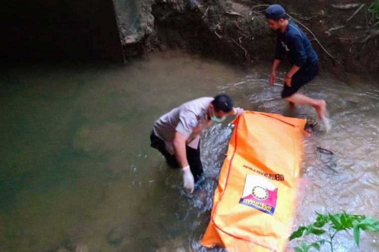 Jenazah Bariman (50) sopir travel asal Jambi yang diduga menjadi korban perampokan ditemukan tewas diperairan Sungai Setangkai Desa Seratus Lapan Kecamatan Babat Supat Kabupaten Muba.