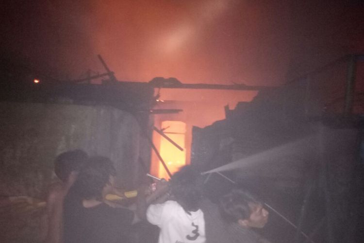Sedikitnya 12 rumah terbakar di Duren Sawit, Jakarta Timur, Selasa (30/1/2018)