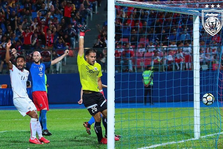 Kiper Persija Jakarta, Andritany, menyangsikan gol Johor Darul Takzim ke gawangnya pada laga Piala AFC di Johor Bahru, Rabu (14/2/2018).