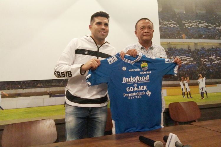 Komisaris Utama PT Persib Bandung Bermartabat (PBB) Zaenuri Hasyim saat memperkenalkan Fabiano Beltrame sebagai amunisi baru Persib di Graha Persib, Sabtu (23/3/2019).