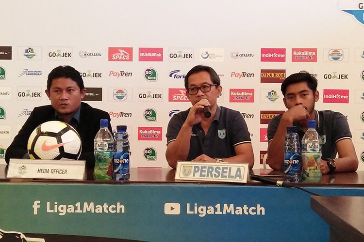 Syahroni (kanan) dan pelatih Persela Lamongan Aji Santoso (tengah), dalam sesi jumpa pers sebelum laga kontra Barito Putera, Senin (22/10/2018).
