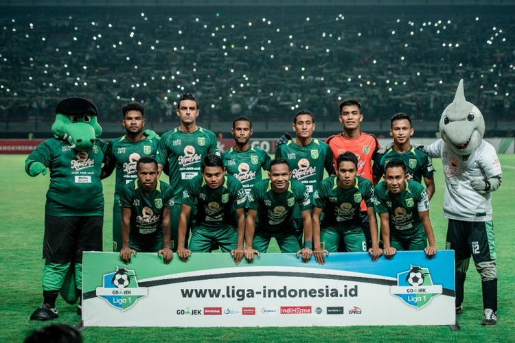 Para pemain Persebaya Surabaya saat bermain kandang di Stadion Gelora Bung Tomo, Surabaya.