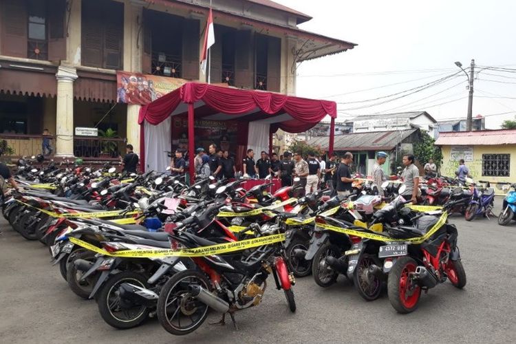 Kumpulan motor hasil curian kelompok curanmor di Jakarta Barat diamankan di Polsek Palmerah, Jakarta Barat pada Rabu (18/4/2018).