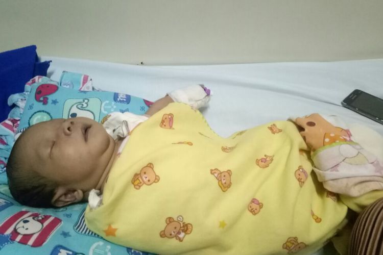 Arkan Dzakiandra Al Ghifari Zega yang lahir pada 14 Februari 2018 divonis dokter RSUP Batu 8 Tanjungpinang mengalami kebocoran jantung.