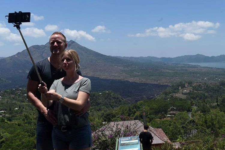 Wisatawan menikmati keindahan kawasan wisata Geopark Gunung Batur di Kecamatan Kintamani, Kabupaten Bangli, Bali, Rabu (4/10/2017). Banyak wisatawan yang berkunjung ke kawasan tersebut merupakan wisatawan yang mengurungkan niatnya ke Gunung Agung di Karangasem.