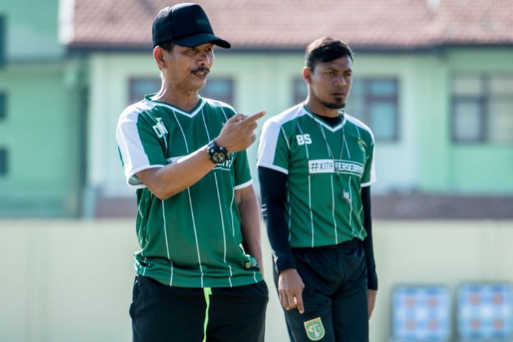 Pelatih Persebaya Surabaya Djajang Nurdjaman (kiri) dan Asisten Pelatih Bejo Sugiantoro memimpin latihan tim.