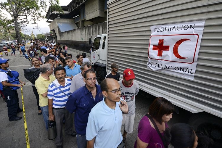 Warga Venezuela mengantre untuk mendapatkan bantuan kemanusiaan dari Palang Merah.