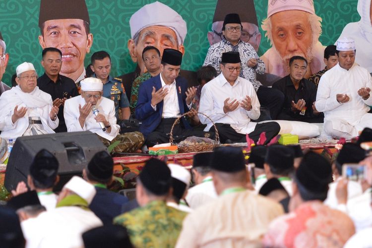 Presiden Joko Widodo (ketiga kiri) didampingi Menteri Agama Lukman Hakim Saifuddin (ketiga kanan) Ketua DPD Oesman Sapta (ketiga kanan belakang), Ketua Dewan Pembina Majelis Dzikir Hubbul Wathon KH Maruf Amin (kiri), Tokoh NU, KH Maimun Zubair dan Ketua Umum PPP Romahurmuziy berdoa ketika menghadiri Zikir Kebangsaan dan Rakernas I Majelis Zikir Hubbul Wathon di Asrama Haji Pondok Gede, Jakarta, Rabu (21/2/2018). Rakernas I Hubbul Wathon yang dihadiri ratusan kiai dan ulama se-Indonesia tersebut mengangkat tema Memperkokoh Komitmen Islam Kebangsaan Menuju Orde Nasional. ANTARA FOTO/Wahyu Putro A/foc/18.