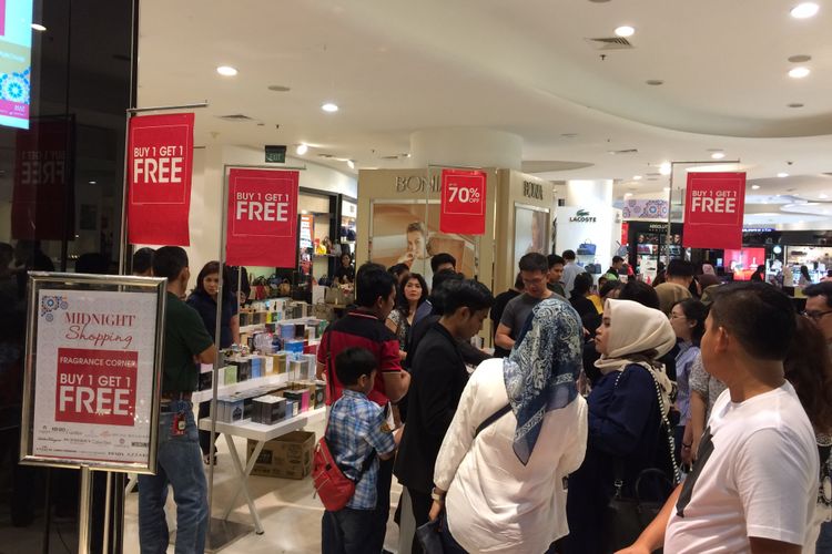 Suasana gelaran Jakarta Great Sale 2017 di Senayan City, Minggu (18/6/2017) malam. Ajang JGS dimanfaatkan para pembeli yang hendak membeli barang dengan diskon hingga 70 persen.