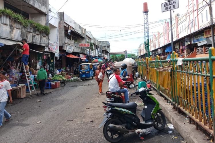 Tampak Para pedagang kaki lima masih berjualan di pinggir jalan Moh. Yamin tepatnya di area Pasar Baru Bekasi, Kota Bekasi, Selasa (17/1/2019).