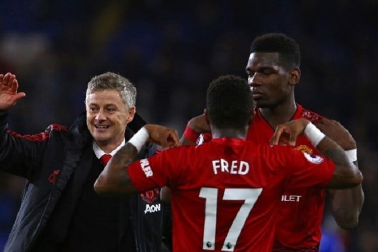 Ole Gunnar Solskjaer merayakan kemenangan bersama Paul Pogba dan Fred seusai laga Cardiff City vs Manchester United dalam lanjutan Liga Inggris, 22 Desember 2018. 