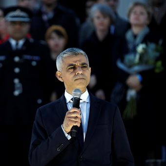 Wali kota London Sadiq Khan berbicara dalam doa bersama mengenang korban serangan teror yang digelar di Trafalgar Square, London, Kamis (23/3/2017).