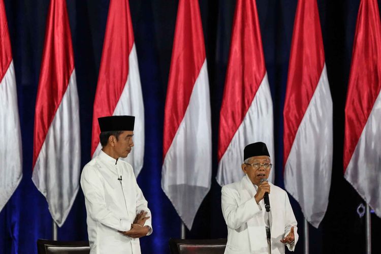 Pasangan capres-cawapres nomor urut 01 Joko Widodo dan Maruf Amin mengikuti debat kelima Pilpres 2019 di Hotel Sultan, Jakarta, Sabtu (13/4/2019). Debat kelima tersebut mengangkat tema Ekonomi dan Kesejahteraan Sosial, Keuangan dan Investasi serta Perdagangan dan Industri.