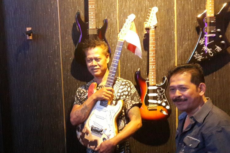 Maestro musik reggae Indonesia, Tony Q Rastafara saat melepaskan gitarnya sebagai memorabilia di Galeri Musik Dunia, Kota Batu, Sabtu (16/12/2017)