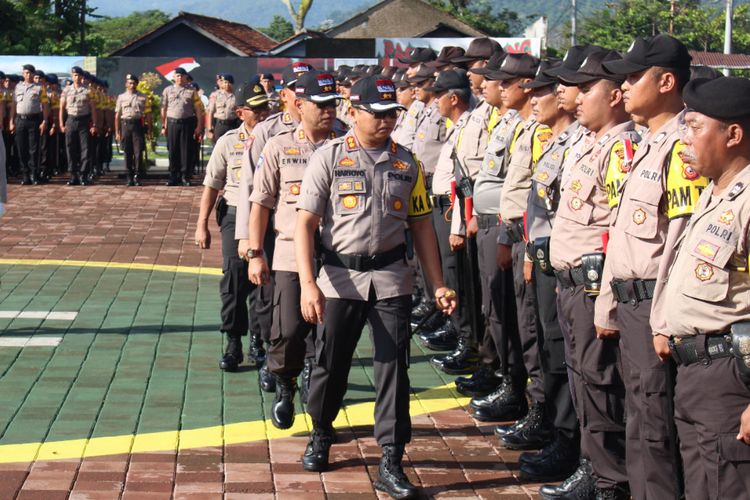 KAPOLRES Sumedang cek kesiapan personel pengamanan TPS saat apel pergeseran pasukan di Mapolres Sumedang, Senin (15/4/2019). 