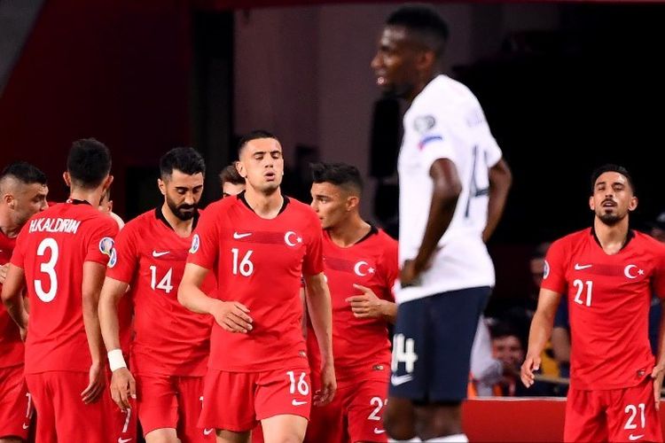 Para pemain Turki merayakan gol Cengiz Under pada pertandingan kualifikasi Euro 2020 versus Perancis di Stadion Buyuksehir Belediyesi, 8 Juni 2019. 
