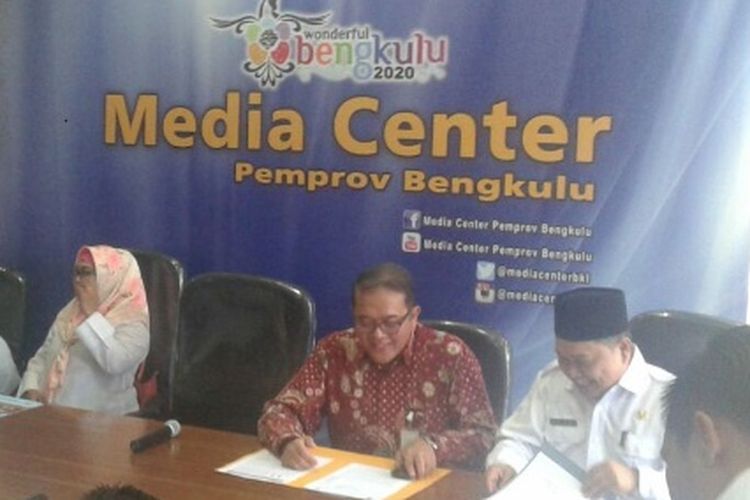 Kepala perwakilan Bank Indonesia Bengkulu, Endang Kurnia Saputra (batik) saat menggelar jumpa pers didampingi Plt Gubernur Bengkulu  Rohidin Mersyah 