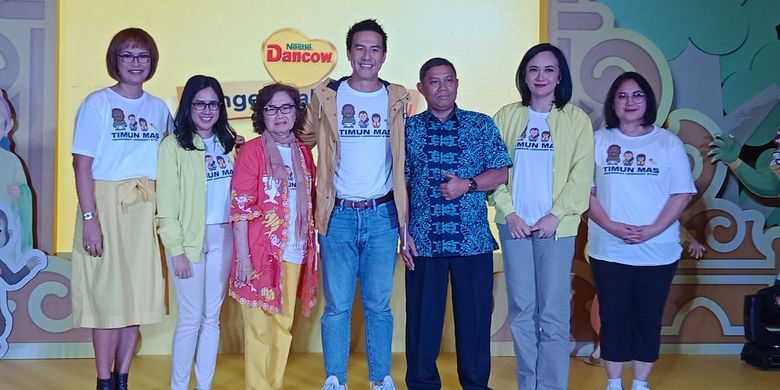 Psikokog klinis Ratih Ibrahim, Brand Manager Dancow Advanced Excelnutri+ Lydia Sahertian, Peneliti dan Pakar sastra anak Indonesia Murti Bunanta, CEO Damn! I Love Indonesia Daniel Mananta, serta Asdep Pemenuhan Hak Anak Atas Kesehatan dan Kesejahteraan KPPPA Hendra Jamal (paling kiri ke kanan) pada peluncuran Dongeng Aku Dan Kau untuk Anak Unggul Indonesia di kawasan Kebayoran Baru, Kamis (18/7/2019).