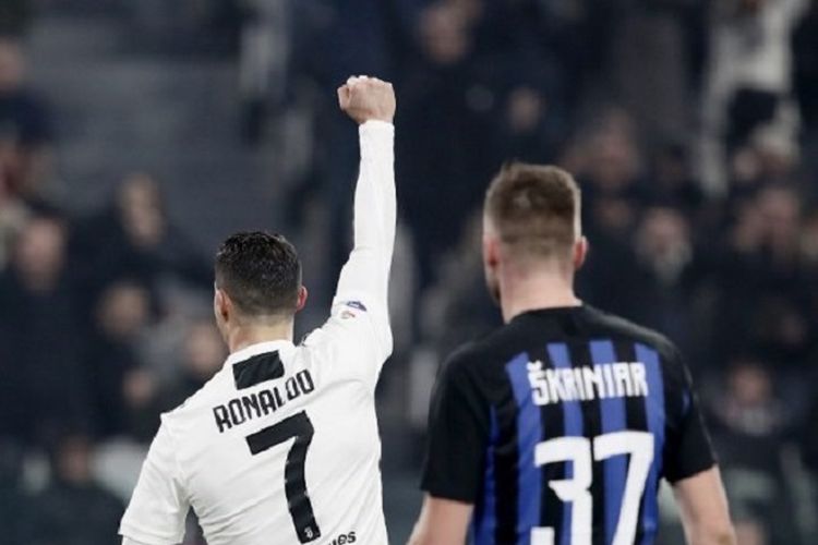 Cristiano Ronaldo merayakan gol Mario Mandzukic di hadapan Milan Skriniar pada laga Juventus vs Inter Milan di Stadion Allianz, 7 Desember 2018. 