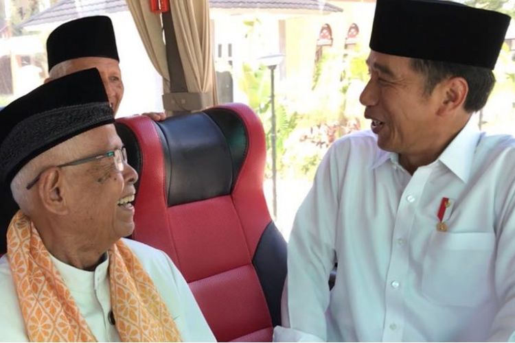 Presiden Joko Widodo saat bercengkerama dengan alim ulama asal Sumatera Barat usai menunaikan shalat Jumat di Masjid Raya Sumatera Barat, Jumat (9/2/2018).