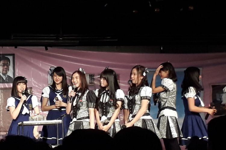 Zara JKT48 merayakan ulang tahunnya yang ke-14 bersama para member dan penggemarnya di Teater JKT48, FX Sudirman, Jakarta Pusat, Kamis (22/6/2017).