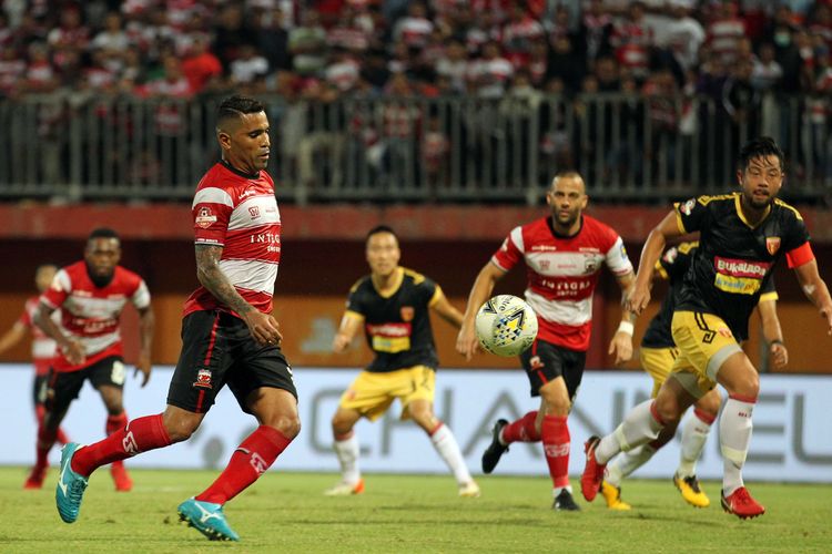 Pemain naturalisasi Alberto Goncalves mencetak satu gol ke gawang Perseru Badak Lampung FC pada Pekan 11 Liga 1 2019 yang berakhir dengan skor 5-1 di Stadion Gelora Rate Pamelingan Pamekasan, Jawa Timur, Sabtu (27/07/2019) malam.
