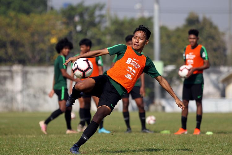 Jelang ujicoba dengan Liga 3 Jawa Timur, gelandang Timnas U-19 Beckham Putra Nugraha melakukan latihan di Stadion Jenggolo Sidoarjo, Jawa Timur, Rabu (17/07/2019) pagi.