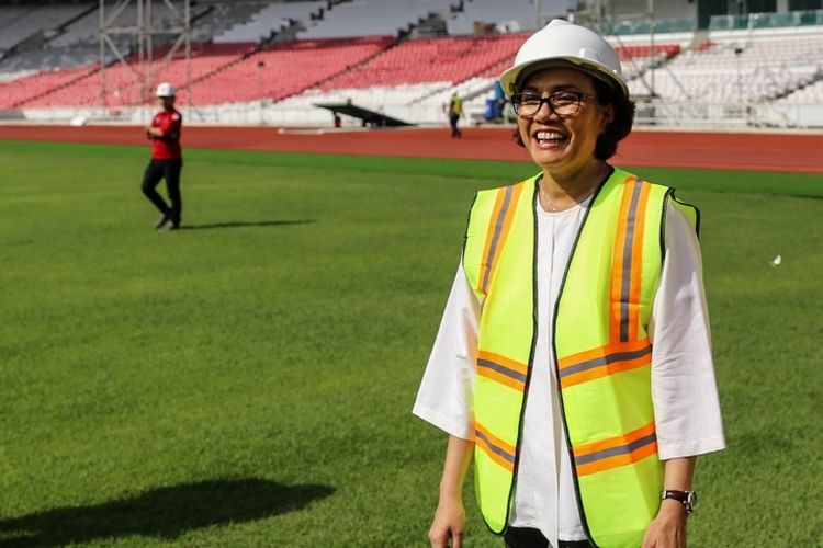 Menteri Keuangan Sri Mulyani dan Ketua Inasgoc Erick Thohir (kanan) meninjau proyek renovasi Stadion Utama Gelora Bung Karno untuk Asian Games 2018 di Kompleks Gelora Bung Karno (GBK), Senayan, Jakarta Pusat, Kamis (23/11/2017). Mengutip data Kementerian Pekerjaan Umum dan Perumahan Rakyat (PUPR), hingga kini progres pembangunan secara keseluruhan telah mencapai 87,27 persen dan ditargetkan selesai bertahap hingga Desember 2017.