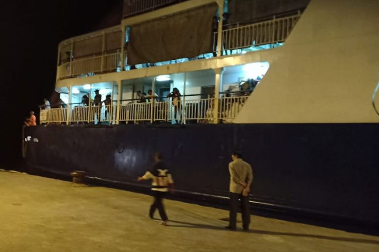 Kapal penumpang  KM Cattleya Express tujuan Pelabuhan Parepare, Sulawesi Utara, terpaksa membatalkan perjalanan dan kembali ke Pelabuhan Tunontaka, Kabupaten Nunukan, karena tersangkut tali rumput laut. 