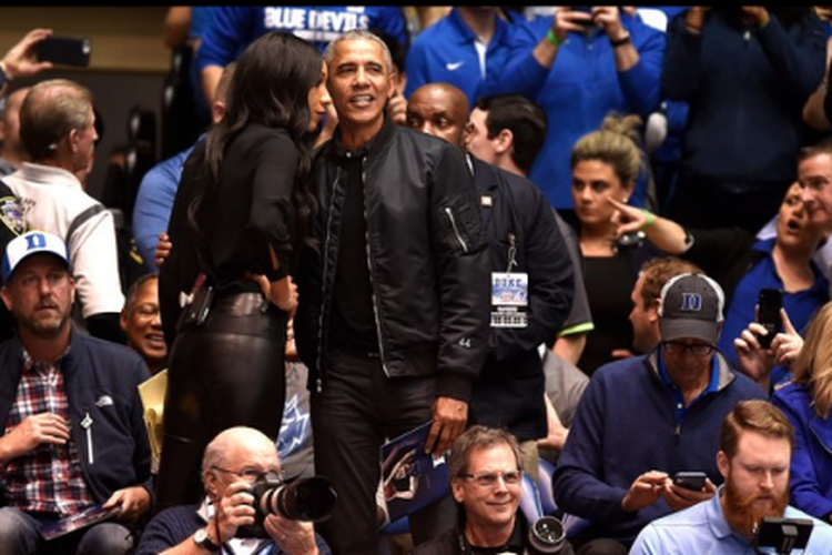 Barrack Obama dengan jaket bomber dari Rag & Bone