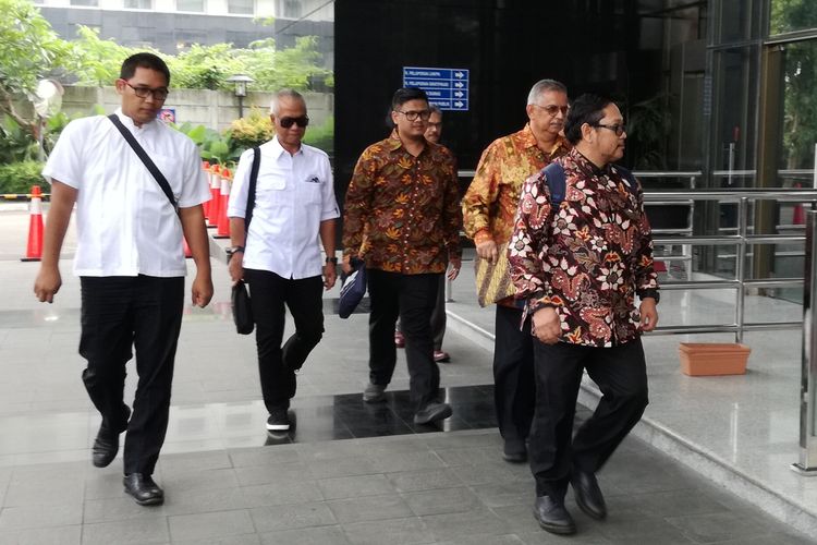 Direktur Utama PT PLN (Persero) nonaktif Sofyan Basir (dua dari kanan, memakai kemeja batik keemasan) memenuhi panggilan pemeriksaan perdana sebagai tersangka di Komisi Pemberantasan Korupsi (KPK), Senin (6/5/2019).