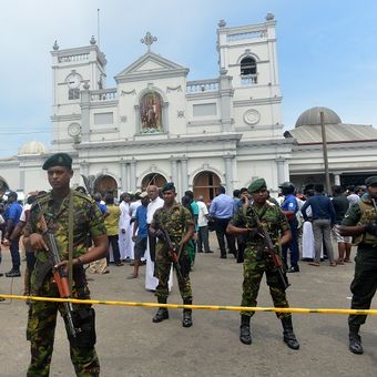 Personel keamanan Sri Lanka berjaga di luar gereja St Anthony, Kolombo yang menjadi salah satu sasaran ledakan pada Minggu (21/4/2019). 